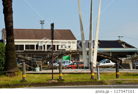 山陽本線岩国駅の旧駅舎は広場にある錦帯橋モニュメントと調和 117347101