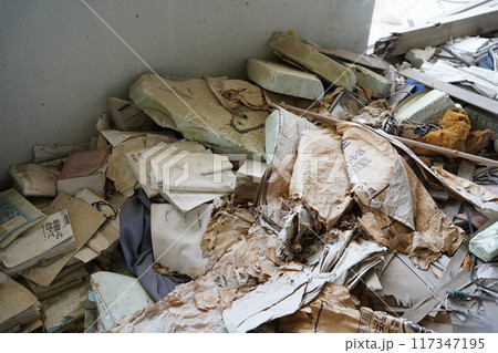 気仙沼市東日本大震災遺構（散乱した教科書） 117347195