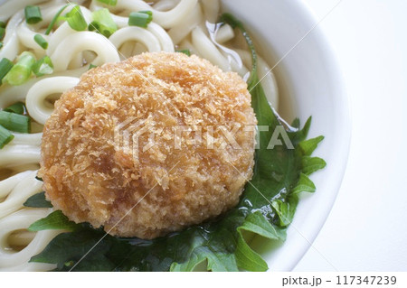 美味しいコロッケうどん 117347239