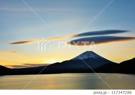 日の出前の富士山 117347286