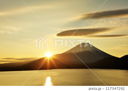 日本の夜明け　富士山と太陽 117347292
