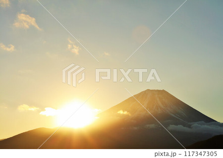 富士山と初日の出 117347305
