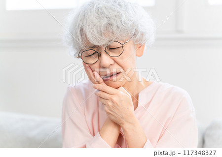 歯痛で苦しむシニア女性	 117348327