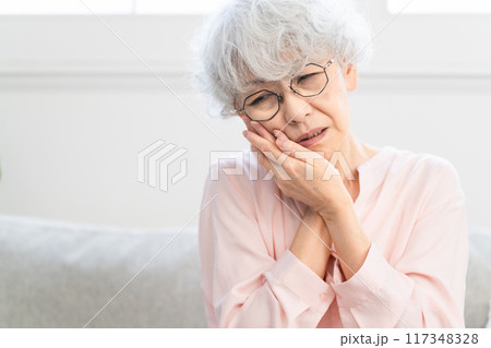 歯痛で苦しむシニア女性	 117348328