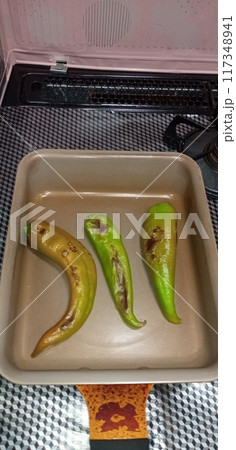 万願寺とうがらしに焦げ目がついて食べ頃 117348941