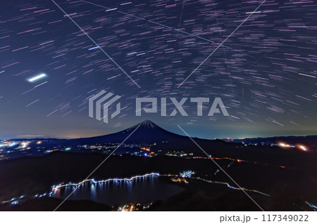 御坂山地・雪頭ヶ岳から見る富士山・西湖の夜景と星空 117349022