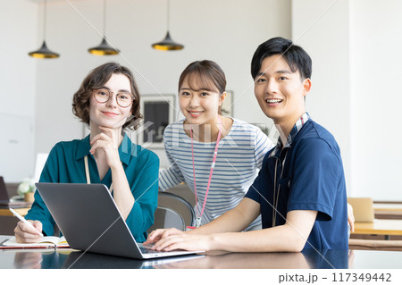 オフィスで働く若い男女 オフィスで働く若い男女 117349442