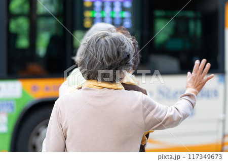 バスを待つシニア女性 バスを待つシニア女性 117349673
