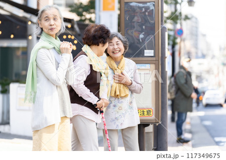 バスを待つシニア女性 117349675