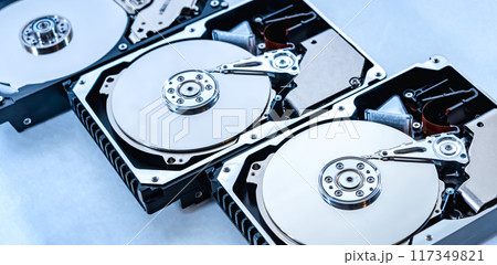 殻割したハードディスクの接写写真 殻割したハードディスクの接写写真 117349821