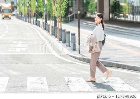 横断歩道を渡るビジネスウーマン・ワーキングママ 横断歩道を渡るビジネスウーマン・ワーキングママ 117349926