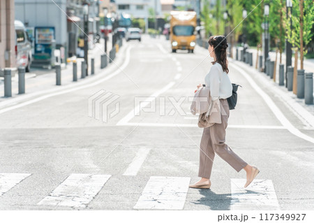 横断歩道を渡るビジネスウーマン・ワーキングママ 横断歩道を渡るビジネスウーマン・ワーキングママ 117349927