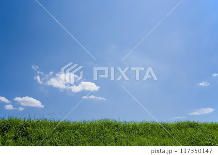 爽やかな青空と白い雲《背景素材》 117350147