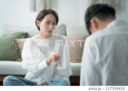 喧嘩　カップル　責める 117350420