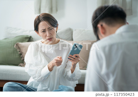 喧嘩　カップル　責める 117350423