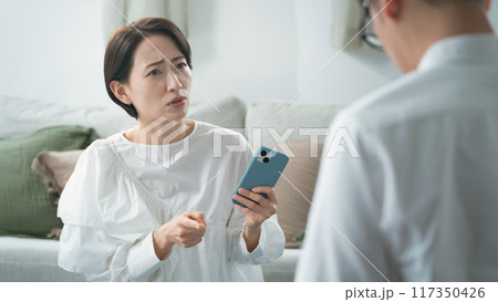 喧嘩　カップル　責める 117350426