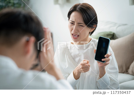 喧嘩　カップル　責める 117350437