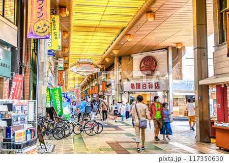 東京都大田区の都市風景　蒲田駅前の商店街 117350630