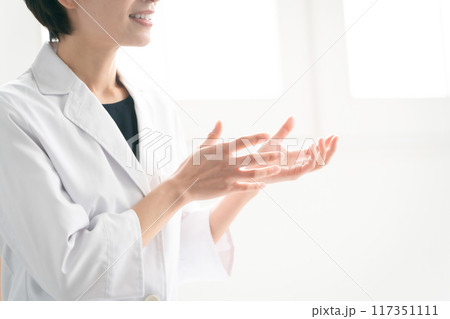 白衣の女性 カウンセリング 対面 手元 白衣の女性 カウンセリング 対面 手元 117351111