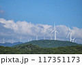 山の上に立つ風車 (風力発電) 117351173