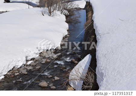 雪溶け風景 山形県庄内 雪溶け風景 山形県庄内 117351317