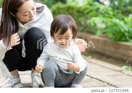 公園で遊ぶ親子 117351564