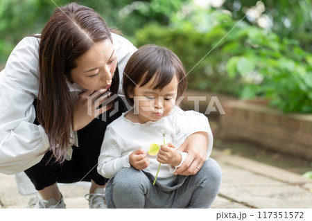 公園で遊ぶ親子 117351572