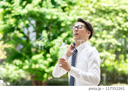 ビジネスマン 猛暑 熱中症 水 ビジネスマン 猛暑 熱中症 水 117352261