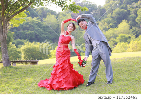 マーメイドラインの赤カラードレス姿の新婦様フォトウエディングソロウエディングロケー撮影 117352465