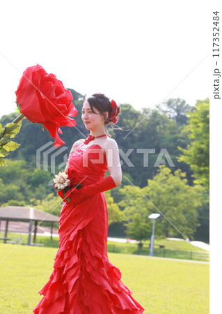 マーメイドラインの赤カラードレス姿の新婦様フォトウエディングソロウエディングロケー撮影 117352484