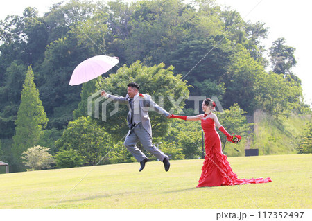 マーメイドラインの赤カラードレス姿の新婦様フォトウエディングソロウエディングロケー撮影 117352497