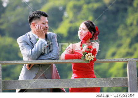 マーメイドラインの赤カラードレス姿の新婦様フォトウエディングソロウエディングロケー撮影 117352504