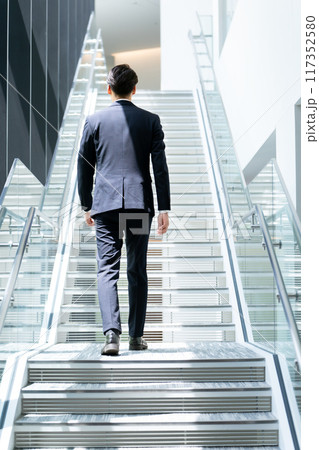 階段を登るkビジネスマン　 117352580