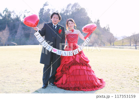 赤いカラードレス姿の新婦様とタキシード姿の新郎様フォトウエディング 赤いカラードレス姿の新婦様とタキシード姿の新郎様フォトウエディング 117353159