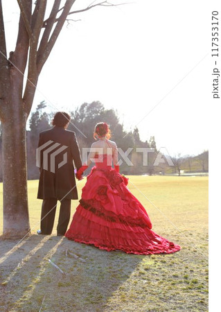 赤いカラードレス姿の新婦様とタキシード姿の新郎様フォトウエディング 117353170