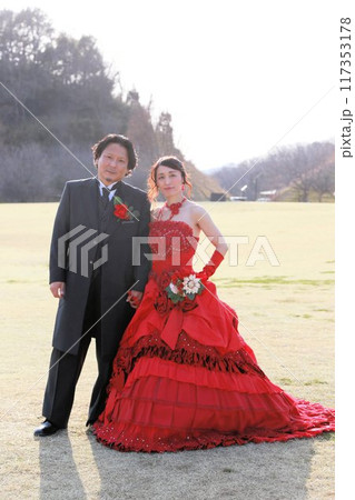 赤いカラードレス姿の新婦様とタキシード姿の新郎様フォトウエディング 赤いカラードレス姿の新婦様とタキシード姿の新郎様フォトウエディング 117353178