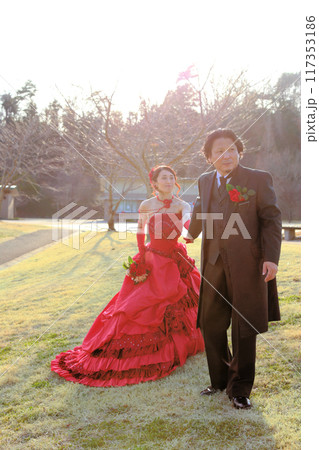 赤いカラードレス姿の新婦様とタキシード姿の新郎様フォトウエディング 赤いカラードレス姿の新婦様とタキシード姿の新郎様フォトウエディング 117353186