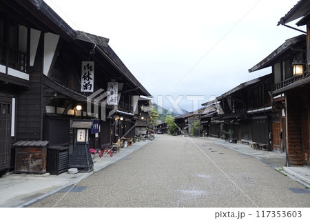 奈良井宿の古い町並みと遠くの霞がかった山並み 奈良井宿の古い町並みと遠くの霞がかった山並み 117353603