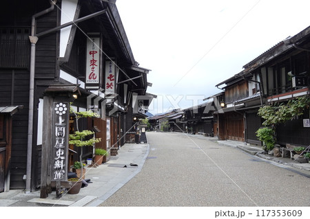 奈良井宿 伝統家屋の古い町並み 117353609