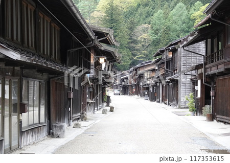 奈良井宿 新緑と伝統家屋の古い町並み 奈良井宿 新緑と伝統家屋の古い町並み 117353615