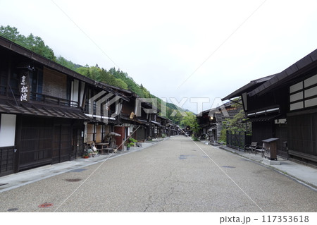 奈良井宿の古い町並みと新緑が美しい山並み 117353618