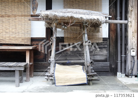 奈良井宿の古い町並み 店先の飾りつけ 駕籠 117353621