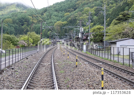 JR中央本線 奈良井駅近くの踏切より藪原駅方面に伸びる線路と山並み JR中央本線 奈良井駅近くの踏切より藪原駅方面に伸びる線路と山並み 117353628
