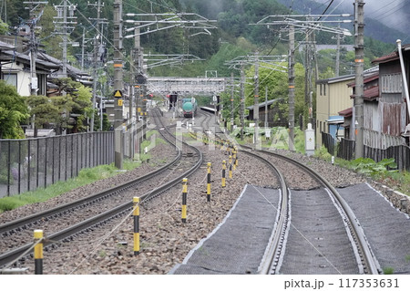 JR中央本線 奈良井駅近くの踏切より駅を遠望する 117353631