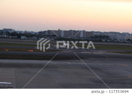 大阪国際空港 夕景 夕暮れの伊丹空港 大阪国際空港 夕景 夕暮れの伊丹空港 117353694