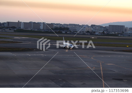 大阪国際空港　夕景　夕暮れの伊丹空港 117353696