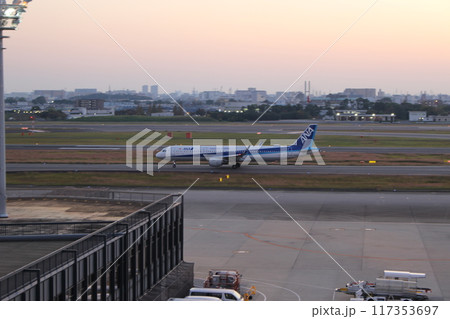 大阪国際空港 夕景 夕暮れの伊丹空港 大阪国際空港 夕景 夕暮れの伊丹空港 117353697