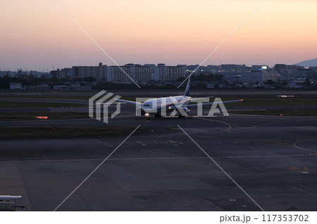 大阪国際空港　夕景　夕暮れの伊丹空港 117353702