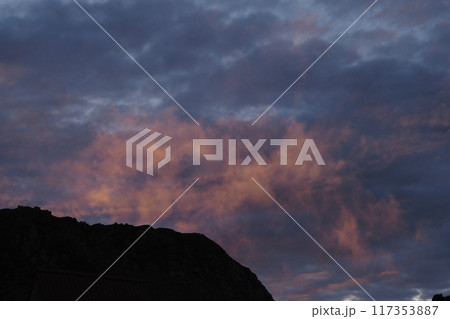 夏山のつかの間の晴れ間 117353887