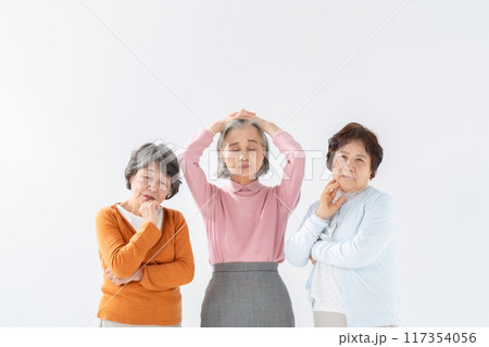 悩むシニア女性 悩むシニア女性 117354056